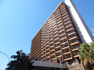 un edificio alto con balcones a un lado. en JK Apart Hotel - Kubitschek Plaza, en Brasilia