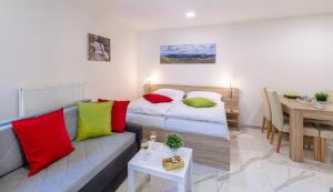 salon z kanapą i stołem w obiekcie Apartmán B Harrachov w mieście Harrachov