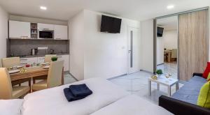salon z kanapą i jadalnią w obiekcie Apartmán B Harrachov w mieście Harrachov