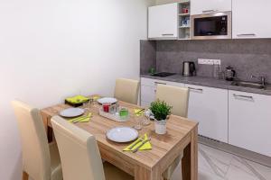 stół jadalny z krzesłami i kuchnia w obiekcie Apartmán B Harrachov w mieście Harrachov