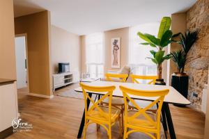 Televízia a/alebo spoločenská miestnosť v ubytovaní Apartamentos Rúa Vella