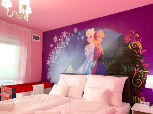 Mese Panzió Zalakaros في زلاكاروس: غرفة نوم مع لوحة على الحائط