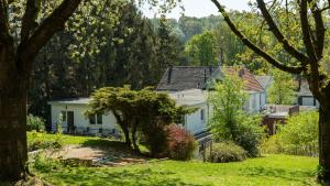 een rij huizen in een tuin met bomen bij Appartement de Heek in Valkenburg