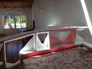 een kamer met een bed in het midden van een kamer bij Casa Condesa - El Guro - Valle Gran Rey - La Gomera in Calera
