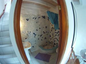 een kleine badkamer met een toilet en een wastafel bij Casa Condesa - El Guro - Valle Gran Rey - La Gomera in Calera