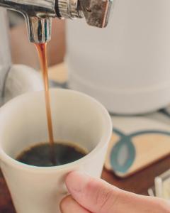 Bamboo Búzios Hostel的咖啡和沏茶工具