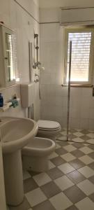 La salle de bains est pourvue de toilettes et d'un lavabo. dans l'établissement villa Donato, à Raguse