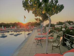 Piscina di Santorini Camping & Hostel o nelle vicinanze