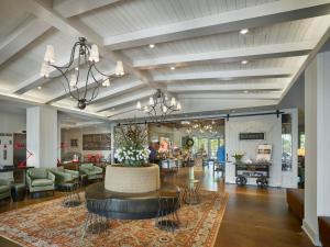 eine Lobby mit einem Sofa, einem Tisch und Stühlen in der Unterkunft The Inn at Chesapeake Bay Beach Club in Stevensville