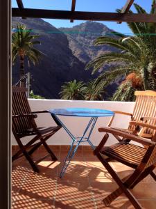 een tafel en 2 stoelen op een balkon met uitzicht bij Casa Condesa - El Guro - Valle Gran Rey - La Gomera in Calera