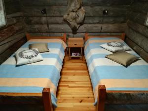 Posteľ alebo postele v izbe v ubytovaní Logwood Villa Restamaja