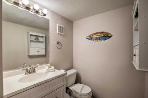 Condo with Pool Access Less Than 4 Miles to Siesta Key Beach的一间浴室
