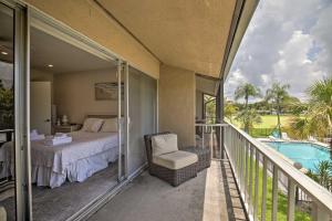 Condo with Pool Access Less Than 4 Miles to Siesta Key Beach的阳台或露台