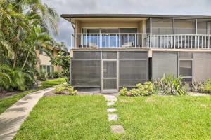 Condo with Pool Access Less Than 4 Miles to Siesta Key Beach外面的花园