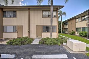 萨拉索塔Condo with Pool Access Less Than 4 Miles to Siesta Key Beach的一栋前面有停车场的房子