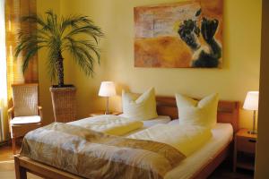 ein Schlafzimmer mit einem Bett mit einer Palme darauf in der Unterkunft Villa Am Park in Erfurt