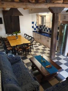 eine Küche und ein Esszimmer mit einem Tisch und Stühlen in der Unterkunft El molino de bretun in Bretún