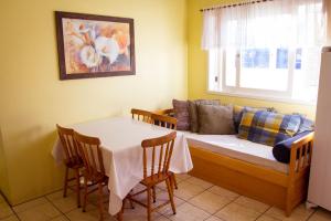 um quarto com uma cama, uma mesa e um sofá em Marili Apartamentos em Torres