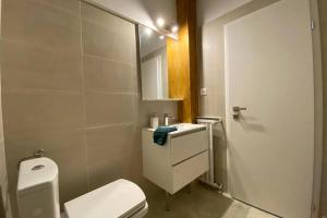 Un baño con un inodoro blanco y un lavabo. en New Luxury Flat in front of the Parliament at Unirii, en Bucarest 26 fotos más