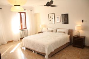 Posteľ alebo postele v izbe v ubytovaní Villa La Mura - Luxury Pool by the Vineyard