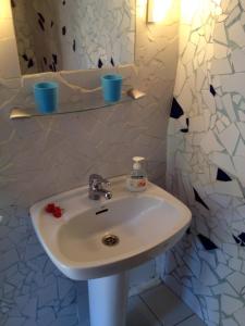 y baño con lavabo blanco y espejo. en Casa Condesa - El Guro - Valle Gran Rey - La Gomera, en Calera