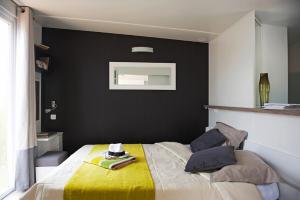 ラ・ガシイにあるRives Natureのベッドルーム1室(黄色い毛布付きのベッド1台付)