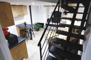 uma escada que leva a uma cozinha e a uma sala de estar em Charmant Duplex Centre Historique Vitré em Vitré