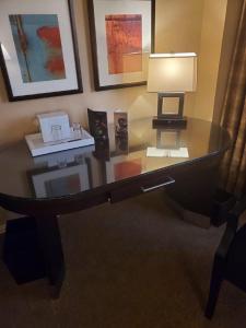 un escritorio en una habitación de hotel con una lámpara. en Stay Express Inn & Suites Demopolis, en Demopolis