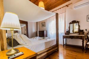 Un pat sau paturi într-o cameră la Aris Studio Corfu