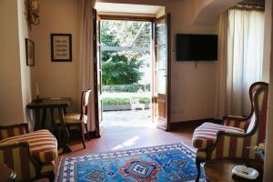 Televízia a/alebo spoločenská miestnosť v ubytovaní Relais Vignale & Spa