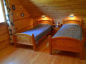 - une chambre avec 2 lits dans une cabine dans l'établissement Peaceful Chalet in Beaulieu with Whirlpool, à Beaulieu
