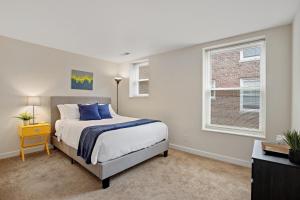 a bedroom with a bed and a window at Vibrant Pad next to ForestPark/BJC/WashU in Maryland Heights