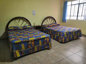 2 camas en una habitación con en Hotel Del Centro, en Puebla