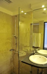 a bathroom with two sinks and a glass shower at Gästehaus am Räuschenberg in Höxter