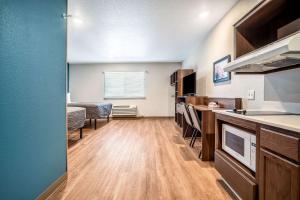 Η κουζίνα ή μικρή κουζίνα στο WoodSpring Suites Naples West