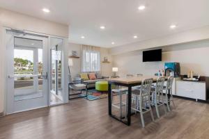 cocina y sala de estar con mesa y sillas en WoodSpring Suites Tamarac, en Tamarac