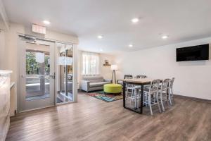eine Küche und ein Wohnzimmer mit Tisch und Stühlen in der Unterkunft WoodSpring Suites Doral Miami Airport in Miami