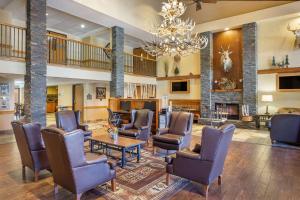 布蘭森的住宿－康福特茵酒店，位於千山，大堂设有椅子、桌子和吊灯。