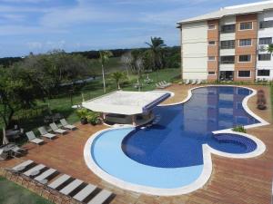 Bazén v ubytování GUARAJUBA PARAÍSO DAS ÁGUAS - O ORIGINAL - são 12 APTS com 1, 2, e 3 quartos - PIONEIROS nesta plataforma desde 2016, OFERECEMOS CREDIBILIDADE - SE LIGA, temos o perfil com o maior número de avaliações positivas da região, seu PET é bem-vindo nebo v jeho okolí