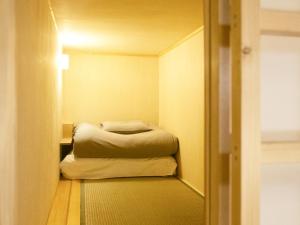 Una cama o camas en una habitación de Kinoya Hostel