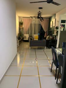 TR Penang House for Large Family Getaways في بايان ليباس: غرفة معيشة مع أرضية بلاط بيضاء