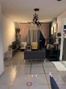 バヤンレパスにあるTR Penang House for Large Family Getawaysのソファとテーブルのあるリビングルーム