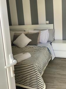 Ένα ή περισσότερα κρεβάτια σε δωμάτιο στο Dominik apartment