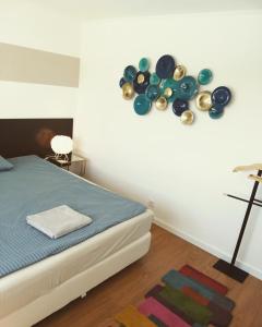 sypialnia z łóżkiem z zegarem na ścianie w obiekcie Casa Tazmin w mieście Santo Isidoro