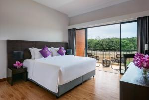 Chainarai Riverside - SHA Plus Certified客房内的一张或多张床位