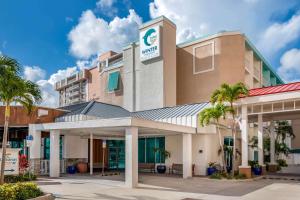 eine Darstellung der Vorderseite eines Hotels in der Unterkunft Winter the Dolphin's Beach Club, Ascend Hotel Collection in Clearwater Beach