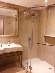 La salle de bains est pourvue d'une douche et d'un lavabo. dans l'établissement Twin Lakes Hotel, à Tagaytay