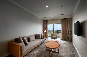 Un televizor și/sau centru de divertisment la ANA Crowne Plaza Resort Okinawa Uruma Hills By IHG