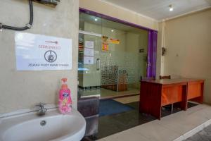 Koupelna v ubytování RedDoorz near Universitas Diponegoro Semarang 2