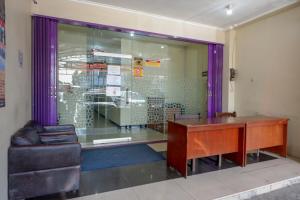 Posezení v ubytování RedDoorz near Universitas Diponegoro Semarang 2